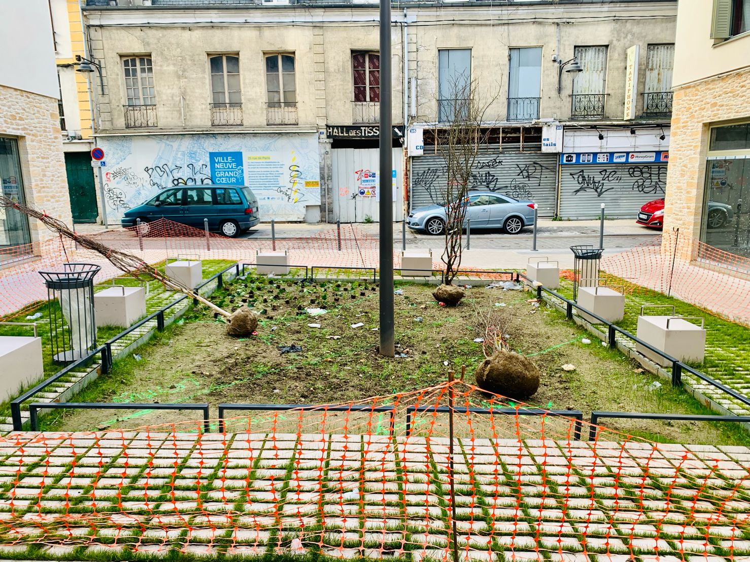 Le centre ville de Villeneuve saint Georges poursuit sa mutation avec les travaux de plantations.